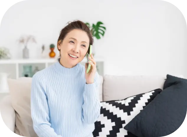 連絡をしている女性