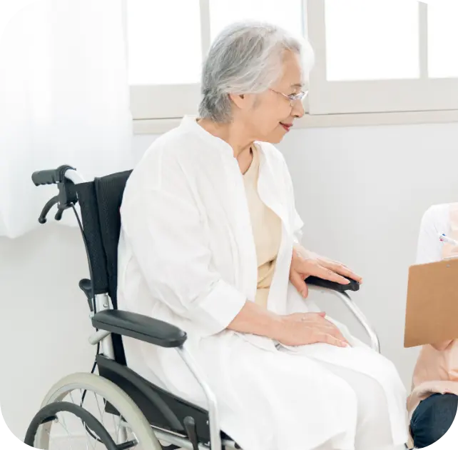 車椅子を使用している高齢者