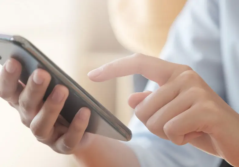 スマホを操作している