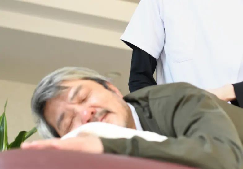 施術を受ける男性