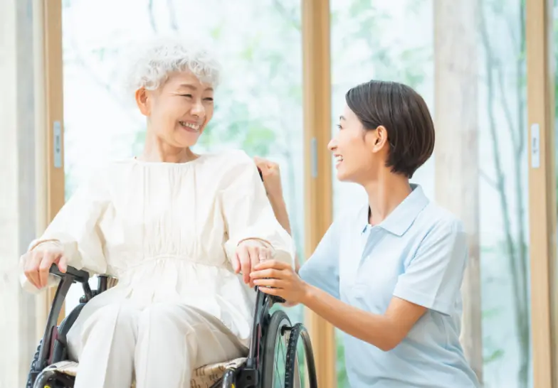 車椅子の女性と会話