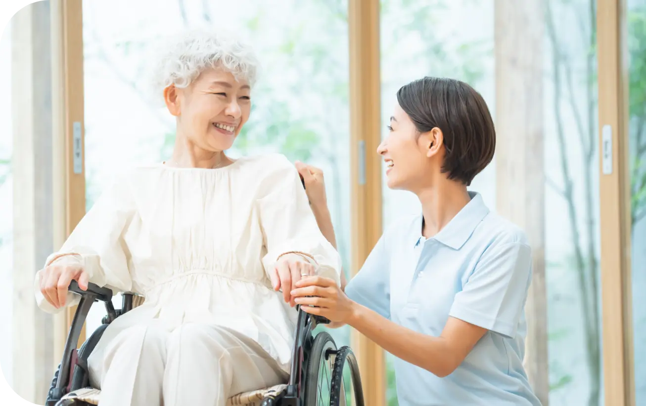 車椅子の女性と語らう